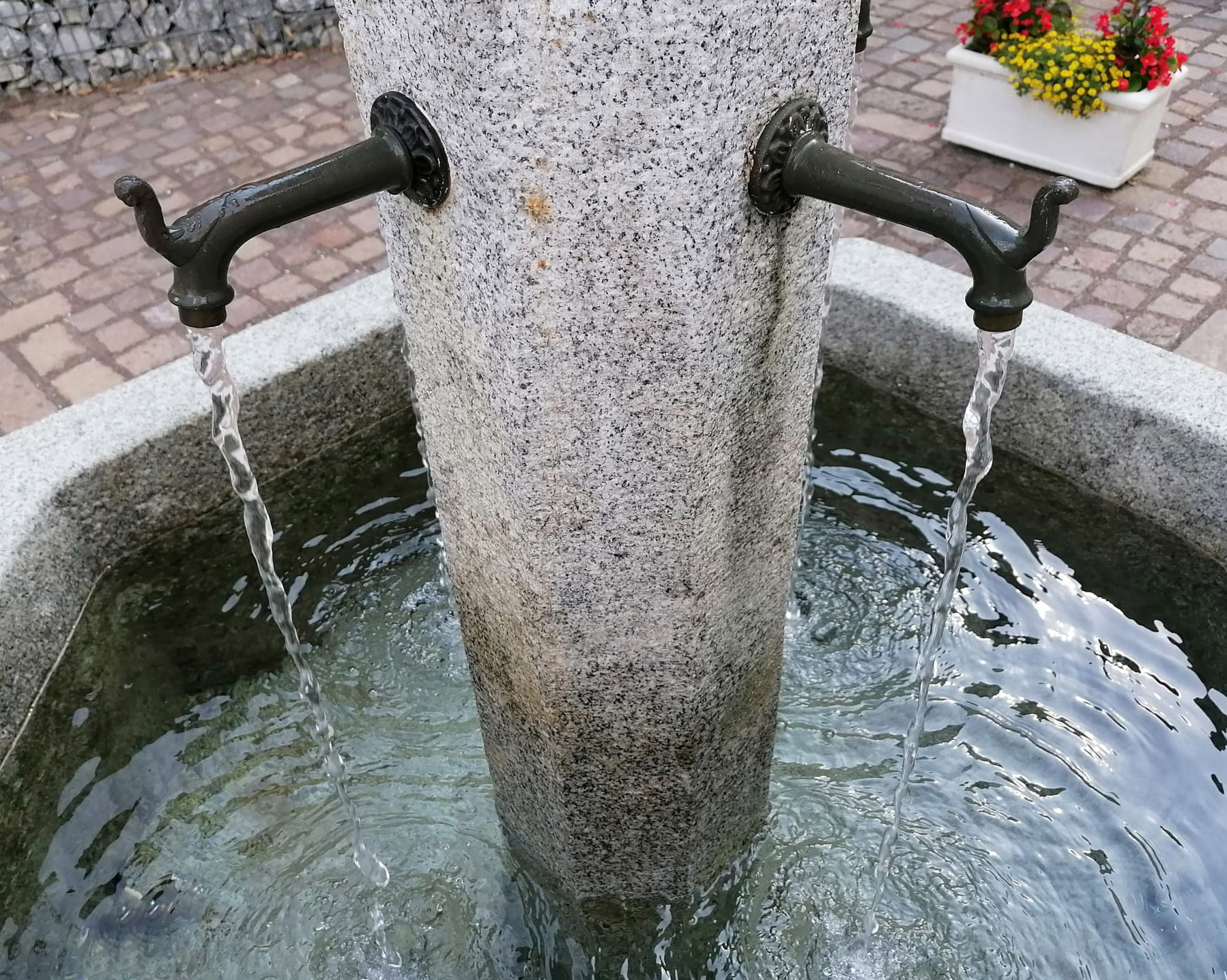 Acqua cristallina direttamente dalle montagne vicine